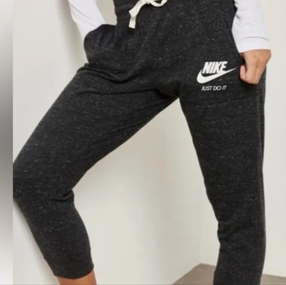 Nike Pants - Nike capri jogger pants